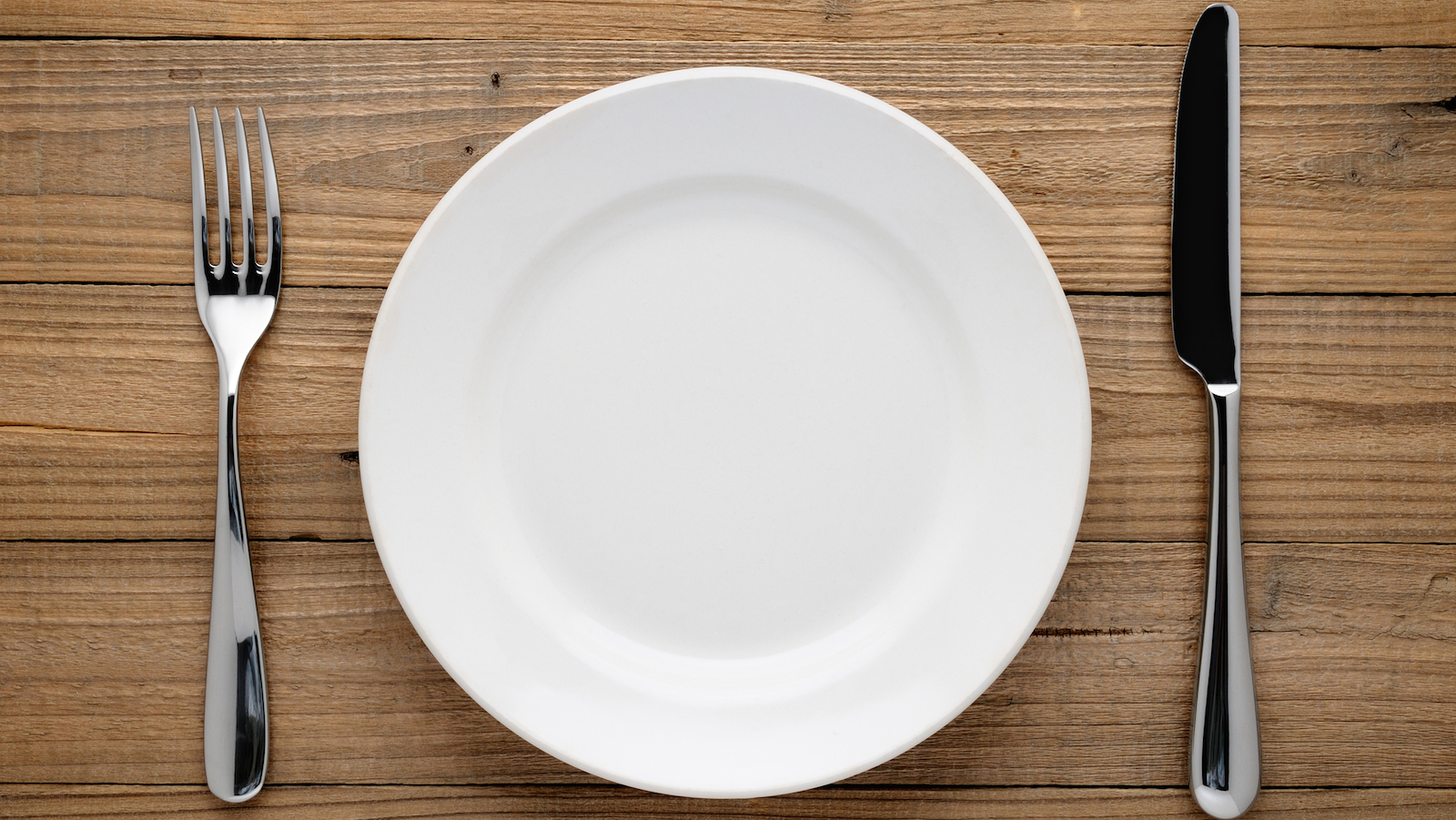 Лишняя тарелка на столе. Пустая тарелка с вилкой и ножом. Тарелка вилка нож. Пустая тарелка с вилкой. Тарелка сверху.