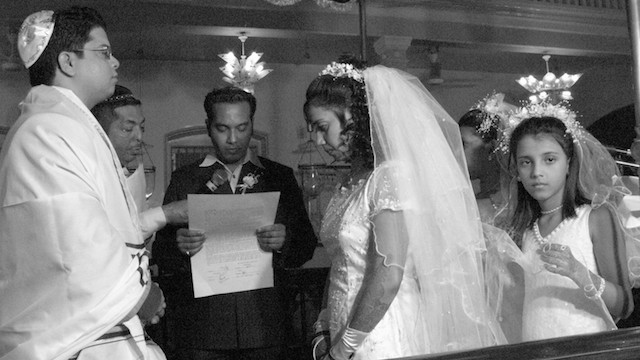 The rabbi reads from the ketuba as part of this traditional wedding ceremony in Mumbai (formerly Bombay), India. (Zion Ozeri/www.jewishlens.org)