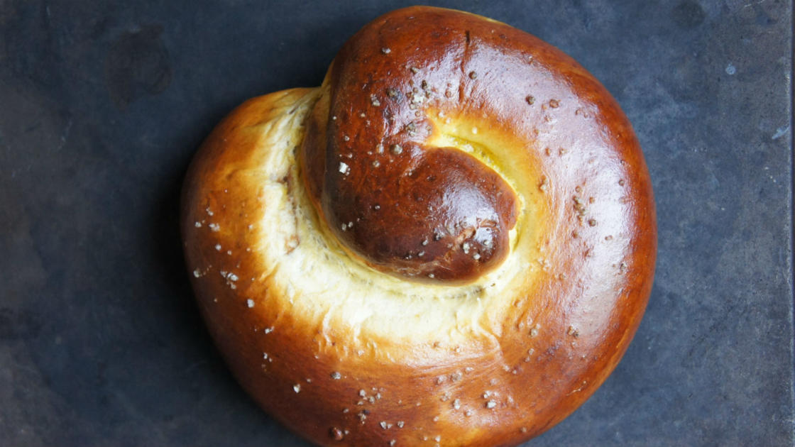 Round spiral challah