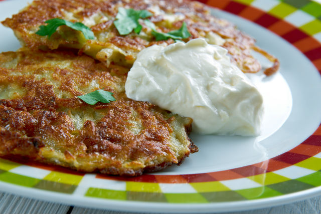 latkes w sour cream