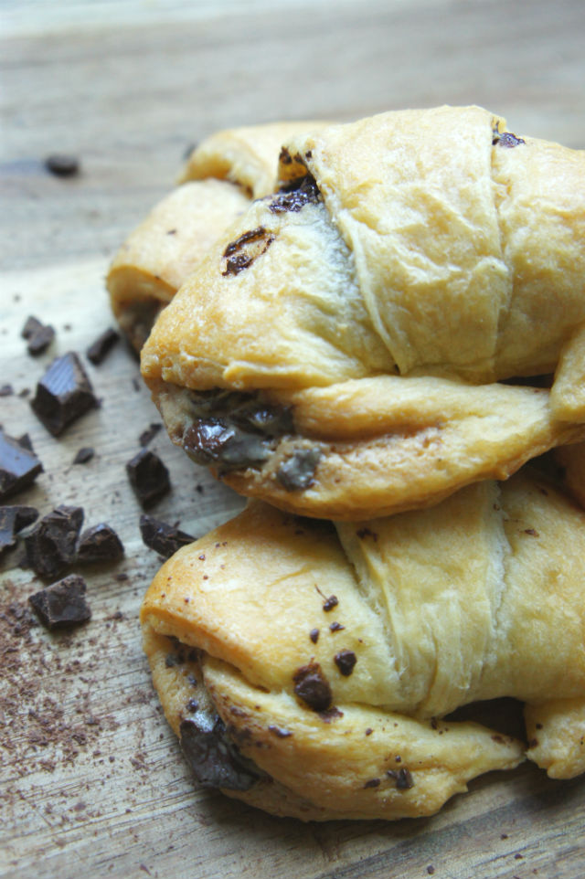 tahini chocolate croissant vert