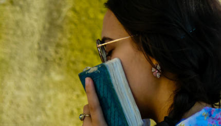 jewish woman praying at western wall