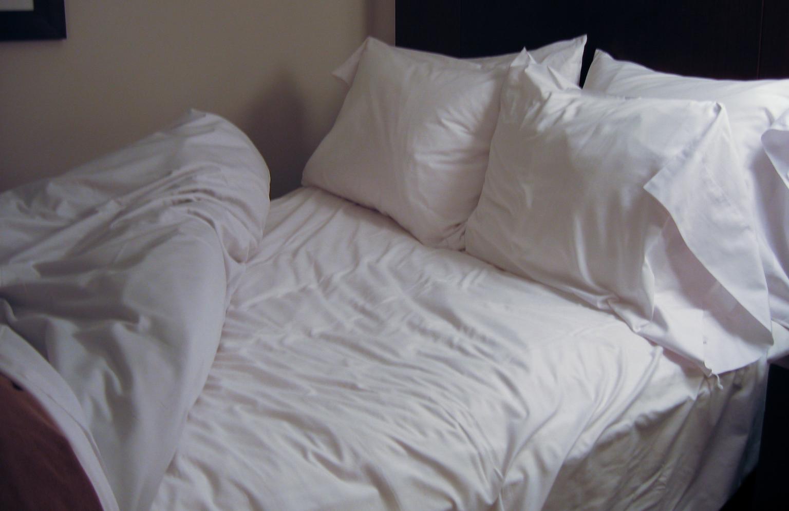 Разобранная постель. Незаправленная кровать. Застеленная большая кровать. Расстеленная постель.