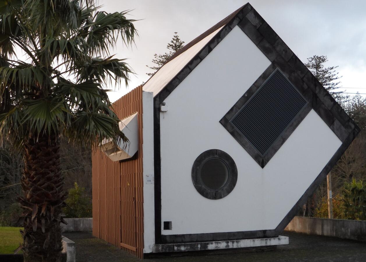 Photo of an upside down house.
