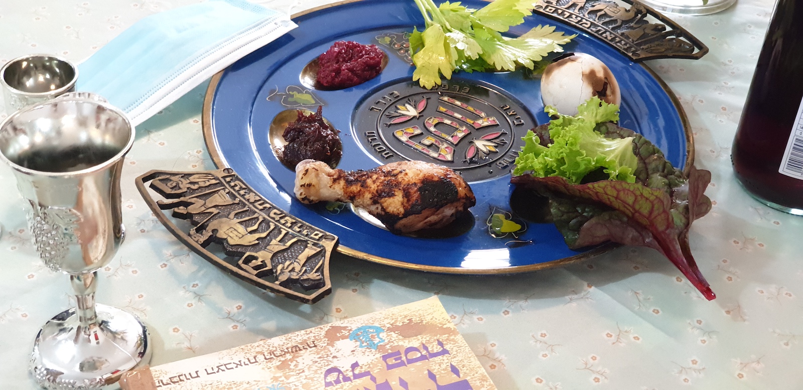 A Passover seder plate featuring all of the traditional elements: the beitzah (egg), the haroset, the zeroa (shankbone), the maror (bitter herb or horseradish), karpas (green vegetable), and lettuce. 