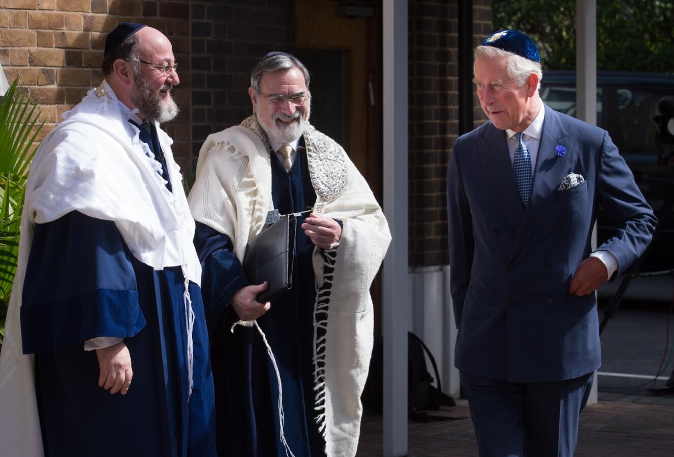Britain's Prince Charles (R) meets Lord Jonathan Sacks (C) and his successor Chief Rabbi Ephraim Mirvis (L) before Mirvis was formally inducted as 11th Chief Rabbi of the United Hebrew Congregations of the UK and the Commonwealth at a ceremony at the St John's Wood Synagogue in north London on Spetember 1, 2013. AFP Photo / POOL / STEFAN ROUSSEAU (Photo credit should read STEFAN ROUSSEAU/AFP via Getty Images)