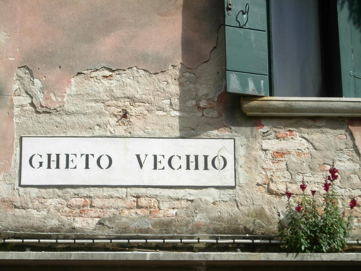 image of a sign that reads 'Gheto Vechio'