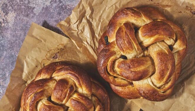 Easy round raisin challah recipe for the Jewish high holidays.
