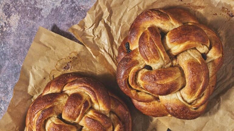 Easy round raisin challah recipe for the Jewish high holidays.